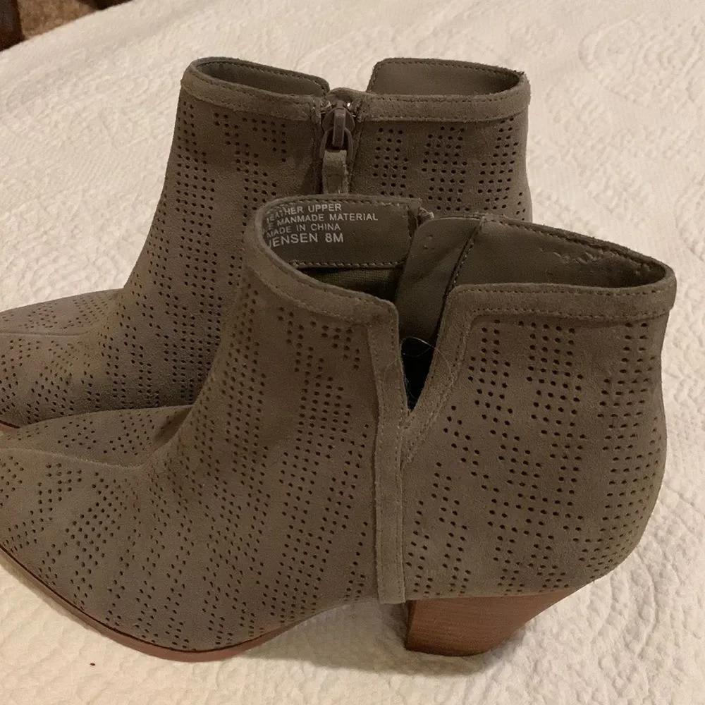 Violet & Red ankle booties. 8 - Picture 4 of 13